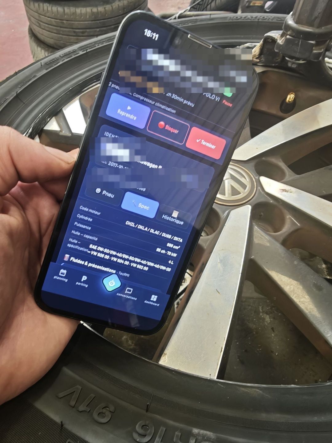 Spécifications moteur et huile en mode sombre sur l'application technicien Axium, dans l'atelier